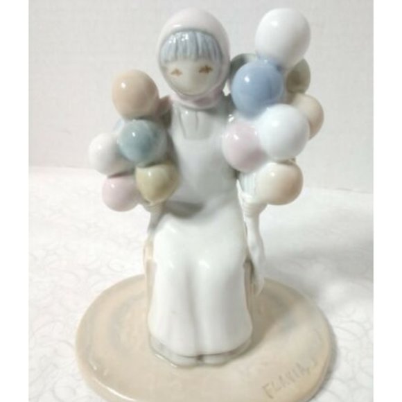 Beautiful Vintage Flavia Weedn Figurine Old Balloon Lady Ceramic Pastel - Picture 6 of 6